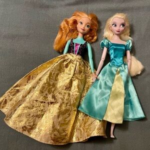 DISNEY- FROZEN’S ANNA and ELSA PRINCESS BARBIE SET with Gold and Teal Dresses